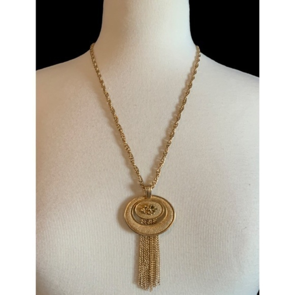 Avon Retro Vintage Gold Rope 22” Necklace With 3” Gold Oval Pendant With Tassels